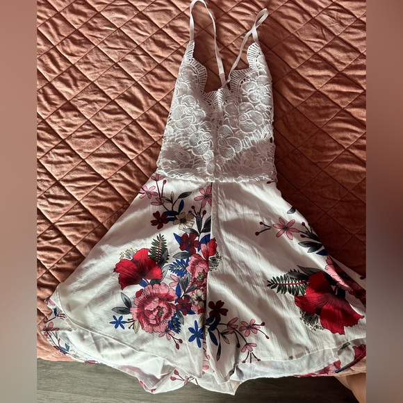 Floral Romper size small - Picture 1 of 2